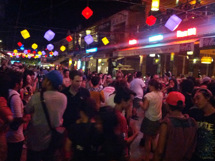 Siem_reap_Pub_street_night